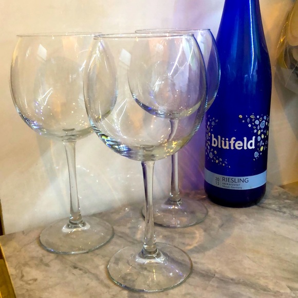 4 bubble shaped Wine Glasses 8 1/4 inches tall - Picture 4 of 7